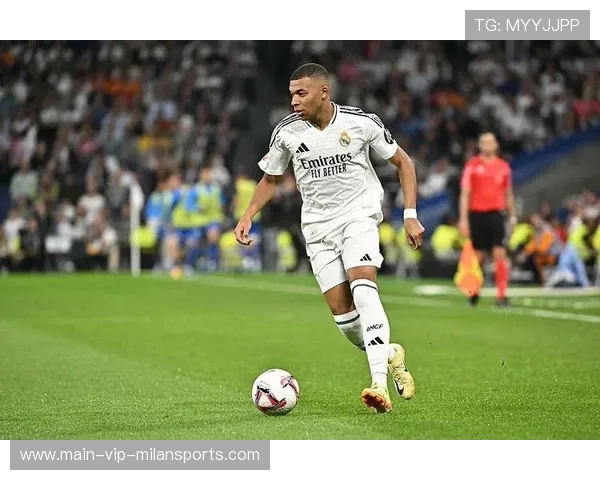 皇马边后卫前插传中,黄潜禁区解围忙,皇马 边后卫