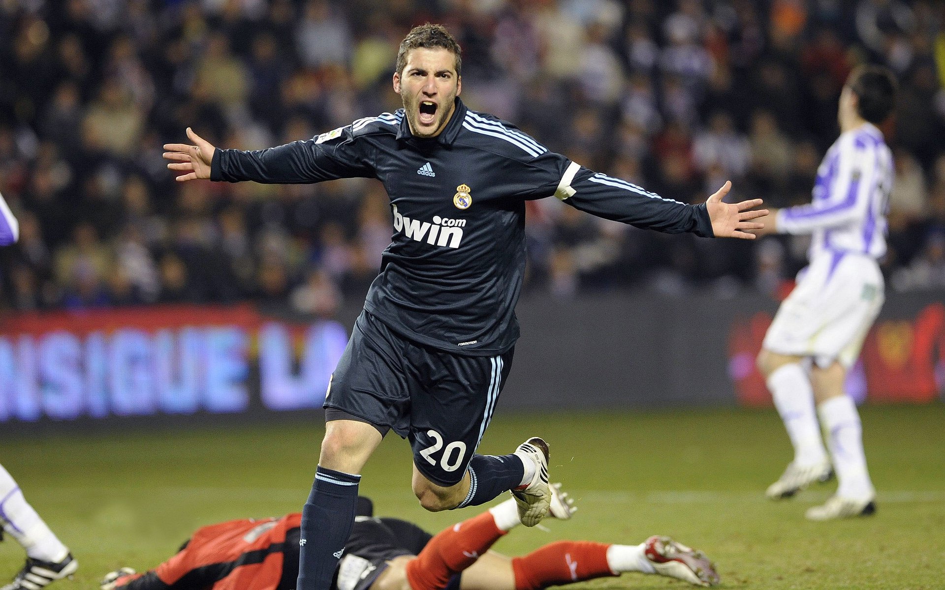 MILAN SPORTS中国站-湖人主场播放「道奇2连霸」影片祝贺詹皇、唐西奇同声赞叹，道奇队老板是魔术师约翰逊吗